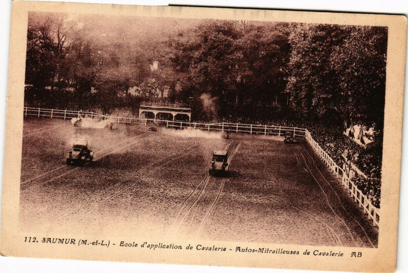 Carte postale ancienne Saumur Ecole d'application de Cavalerie - Autos à Saumur
