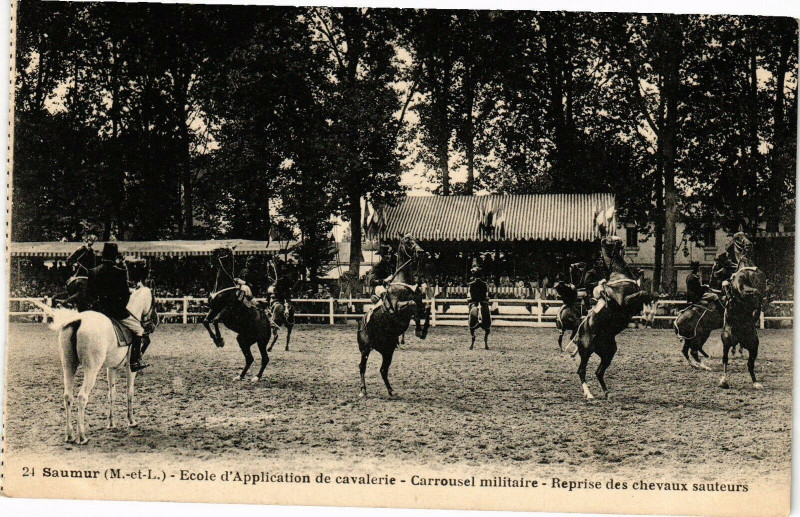 Carte postale ancienne Saumur Ecole d'Application de cavalerie - Carrousel à Saumur