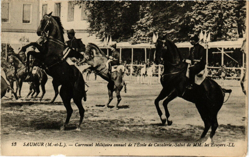 Carte postale ancienne Saumur - Carrousel Militaire annuel de l'Ecole de Cavalerie à Saumur