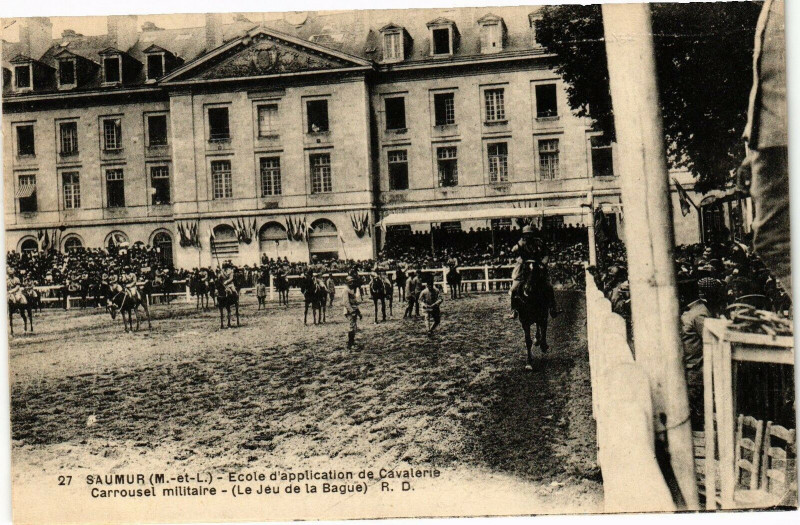 Carte postale ancienne Saumur - Ecole d'application de Cavalerie - Caroussel à Saumur