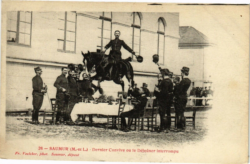 Carte postale ancienne Saumur - Dernier Convive on le Dejeuner interrompu à Saumur