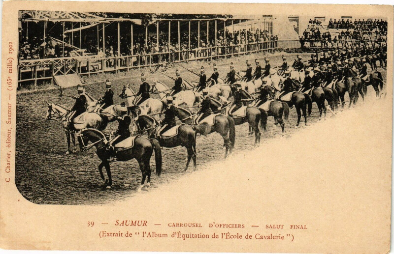 Carte postale ancienne Saumur - Carrousel d'Officiers - Salut final (Extrait de l'Album.. à Saumur