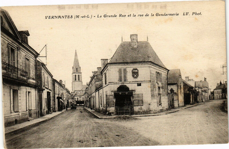Carte postale ancienne Vernantes - La Grande Rue et la rue de la Gendarmerie à Vernantes