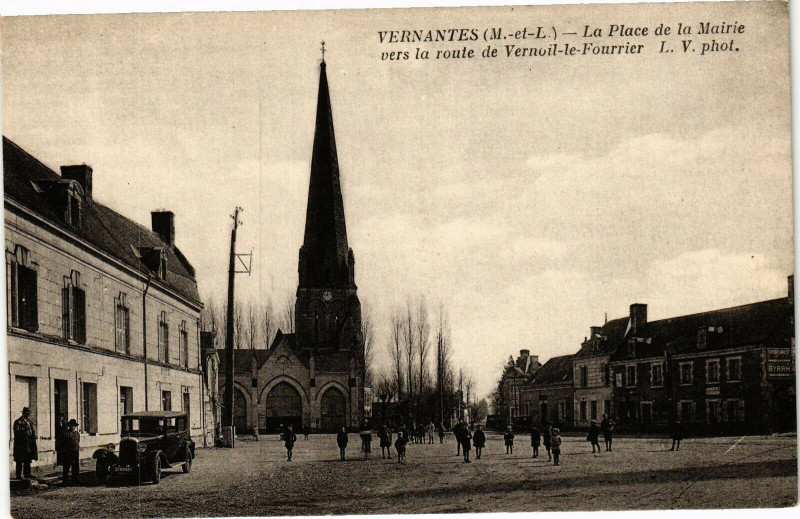 Carte postale ancienne Vernantes - La Place de la Mairie Vers la route de à Vernantes