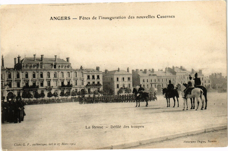 Carte postale ancienne Angers-La Revue-Defile des troupes à Angers