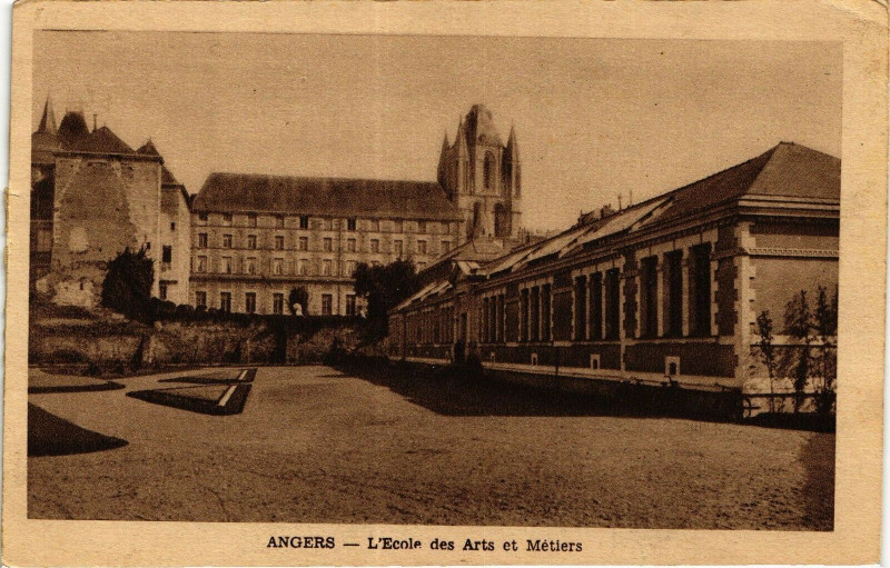 Carte postale ancienne Angers-L'Ecole des Arts et Metiers à Angers