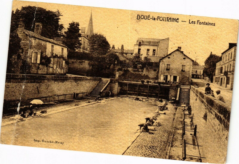 Carte postale ancienne Doue-la-Fontaine - Les Fontaines