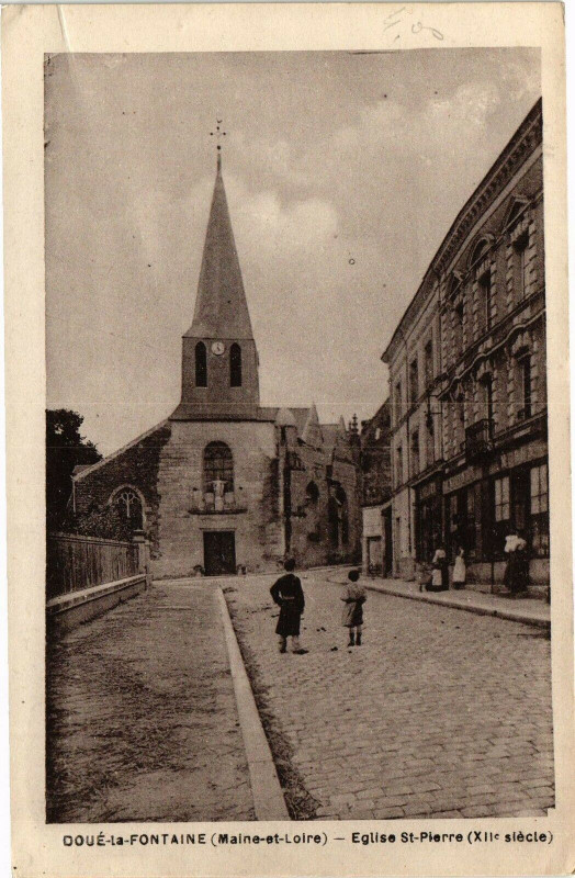 Carte postale ancienne Doue-la-Fontaine (Maine-et-Loire) - Eglise Saint-Pierre