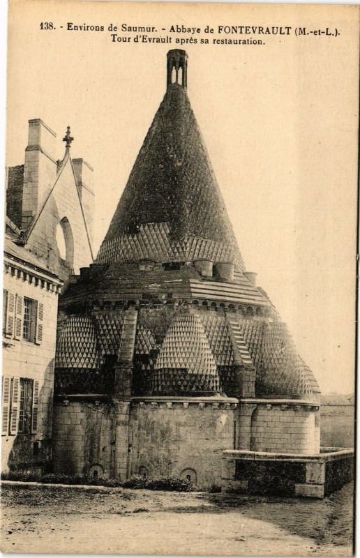 Carte postale ancienne Env. de Saumur - Abbaye de Fontevrault - Tour à Saumur