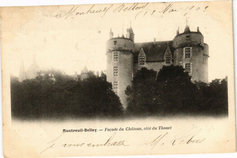Carte postale ancienne Montreuil-Bellay - Facade du Chateau cote du Thouet à Montreuil-Bellay
