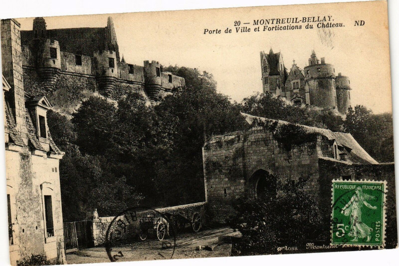 Carte postale ancienne Montreuil-Bellay - Porte de Ville et Fortication du Chateau à Montreuil-Bellay