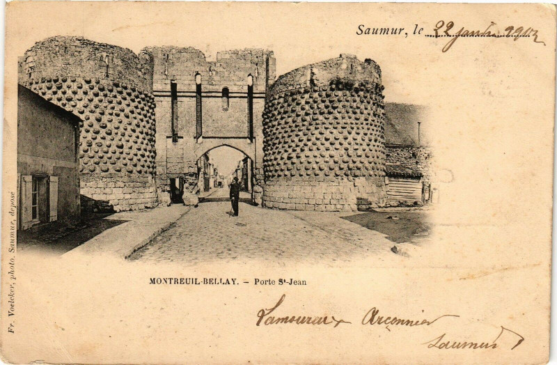 Carte postale ancienne Saumur le 22 Janv. 1902 - Montreuil-Bellay - Porte Saint-Jean à Saumur