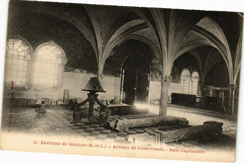 Carte postale ancienne Env. de Saumur - Abbaye de Fontevrault - Salle à Saumur