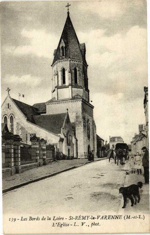 Carte postale ancienne Les Bords de la Loire - Saint-Remy-la-Varenne - L'Eglise à Loiré
