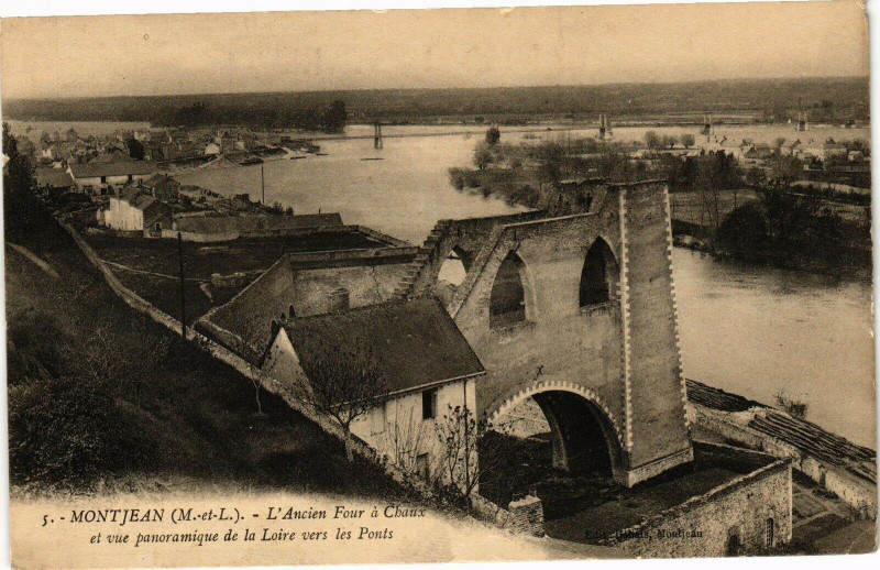 Carte postale ancienne Montjean - L'Ancien Four a Chauz et vue panoramique