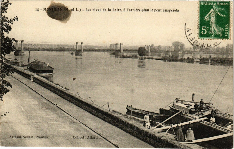 Carte postale ancienne Montjean - Les rives de la Loire a l'arriere-plan le... à Loiré