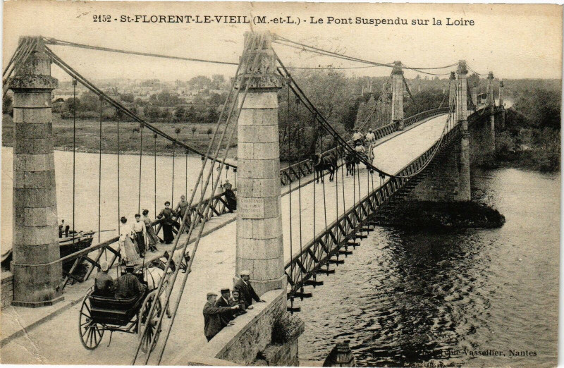 Carte postale ancienne Saint-Florent-le-Vieil - Le Pont Suspendu sur la Loire à Loiré
