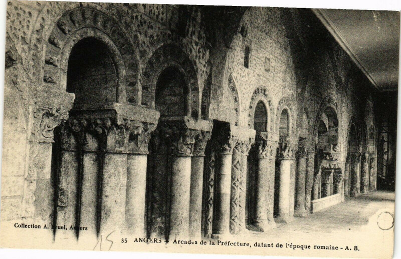 Carte postale ancienne Angers - Arcades de la Prefecture datant de l'epoque romaine à Angers