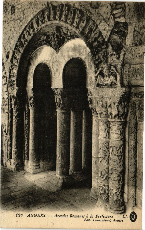 Carte postale ancienne Angers - Arcades Romanes a la Prefecture à Angers
