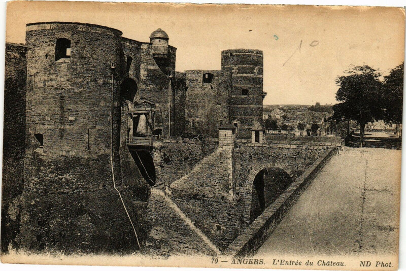 Carte postale ancienne Angers - L'Entrée du Chateau à Angers