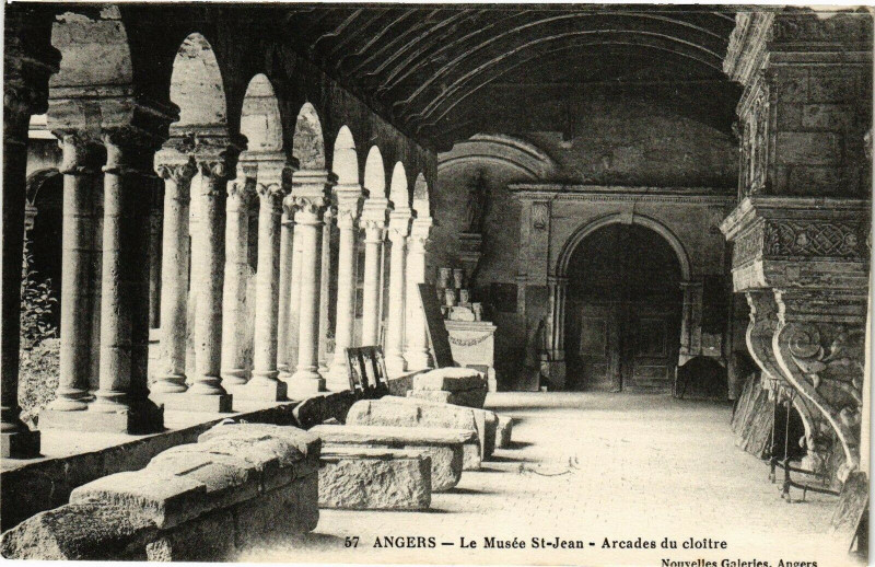 Carte postale ancienne Angers - La Musée Saint-Jean - Arcades du cloitre à Angers