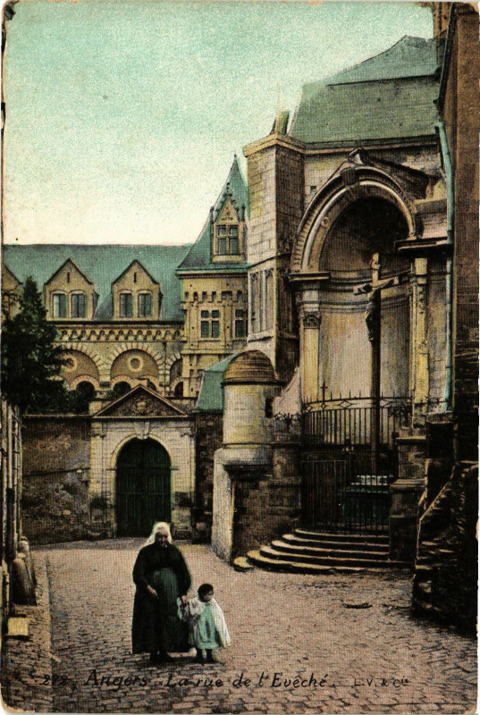 Carte postale ancienne Angers - La rue de L'Eveche à Angers