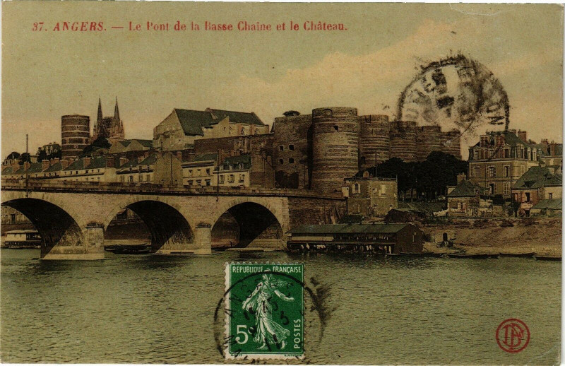 Carte postale ancienne Angers - Le Pont de la Basse Chaine et le Chateau à Angers