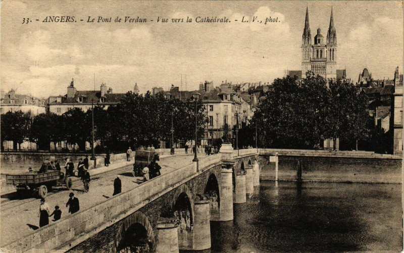 Carte postale ancienne Angers - Le Pont de Verdun - Vue Vers la Cathédrale à Angers