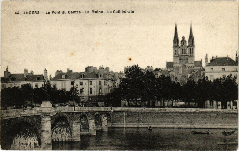 Carte postale ancienne Angers - Le Pont du Centre - La Maine - La Cathédrale à Angers