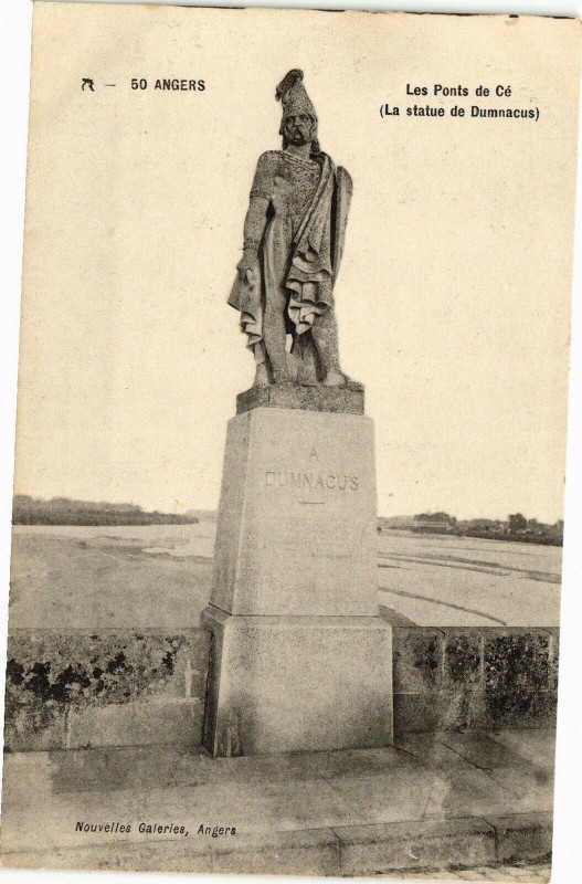 Carte postale ancienne Angers - Les ponts du Ce (La statue de Dumnacus) à Angers