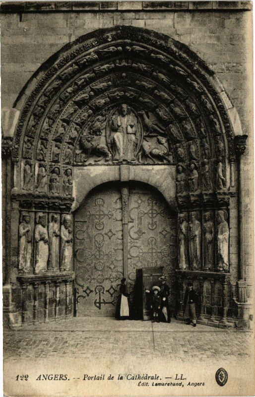Carte postale ancienne Angers - Portail de le Cahedrale à Angers