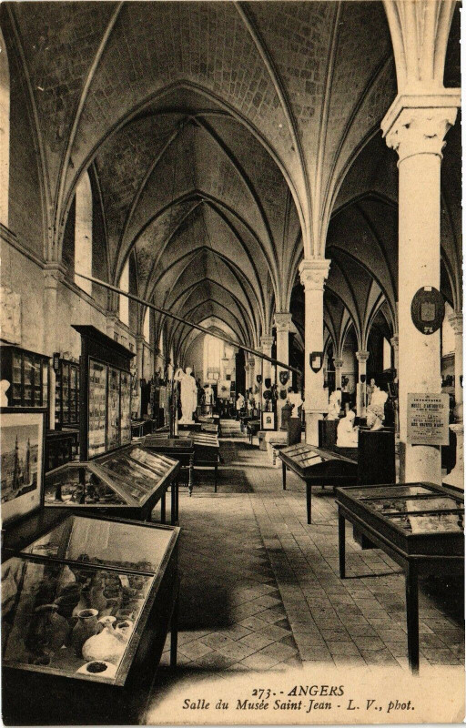 Carte postale ancienne Angers - Salle du Musée Saint-Jean à Angers