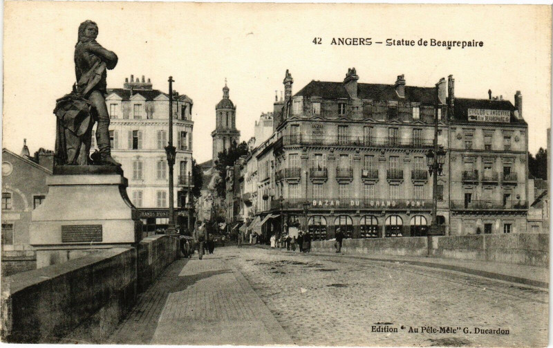 Carte postale ancienne Angers - Statue de Beaurepaire à Angers