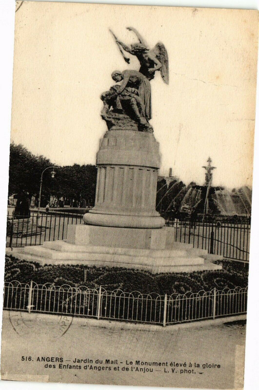 Carte postale ancienne Angers Jardin du Mail Le Monument eleve a la glorie des Enfants. à Angers