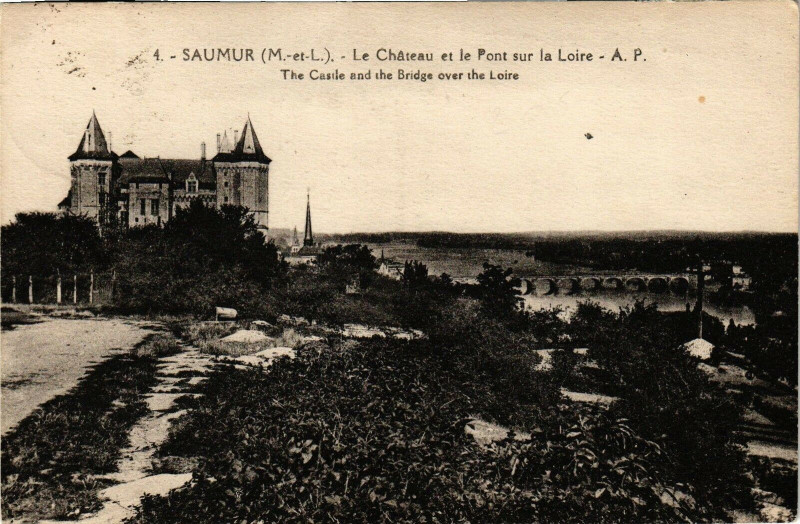 Carte postale ancienne Saumur - Le Chateau et le Pont sur la Loire à Saumur