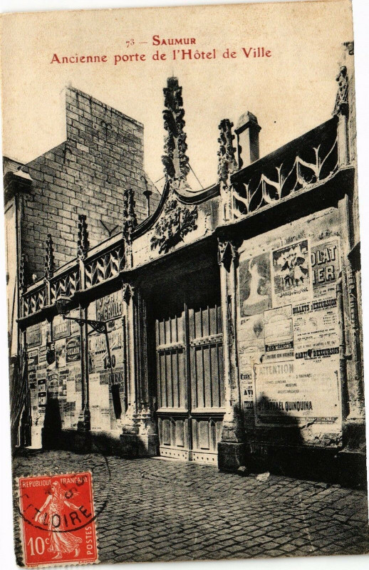 Carte postale ancienne Saumur - Ancienne porte de l'Hotel de Ville à Saumur