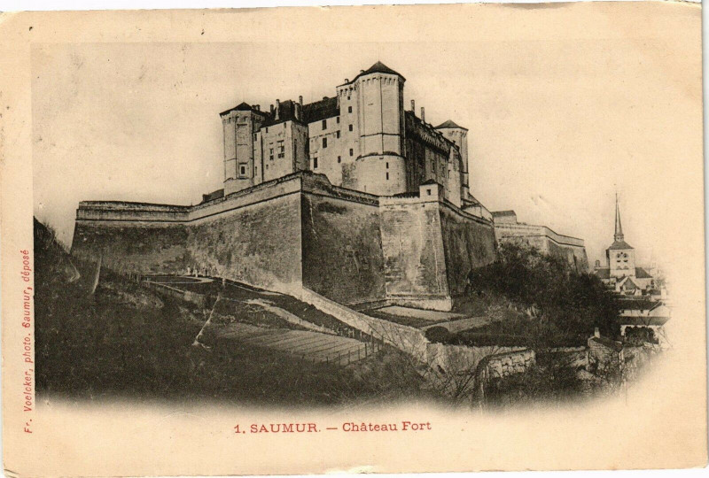 Carte postale ancienne Saumur - Chateau Fort à Saumur