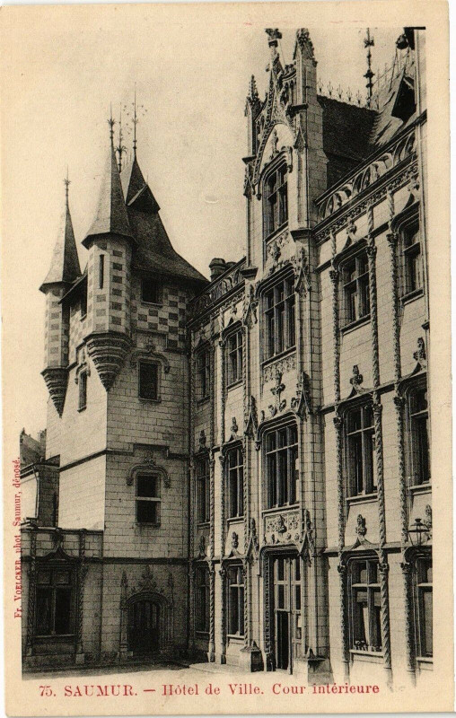 Carte postale ancienne Saumur - Hotel de Ville Cour Interieure à Saumur
