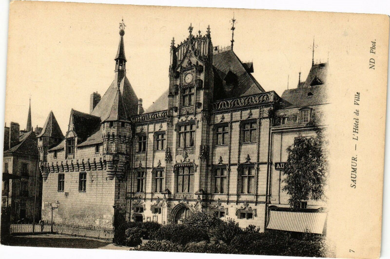 Carte postale ancienne Saumur - L'Hotel de Ville à Saumur