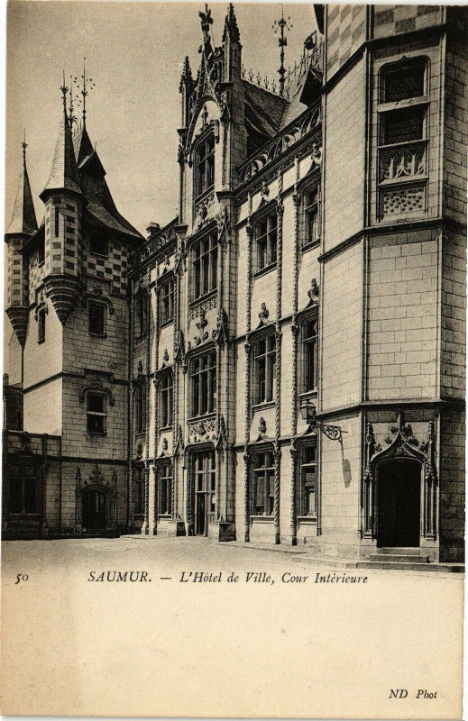 Carte postale ancienne Saumur - L'Hotel de Ville Cour Interieure à Saumur