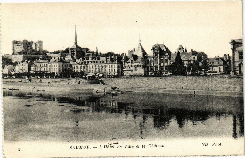 Carte postale ancienne Saumur - L'Hotel de Ville et le Chateau à Saumur