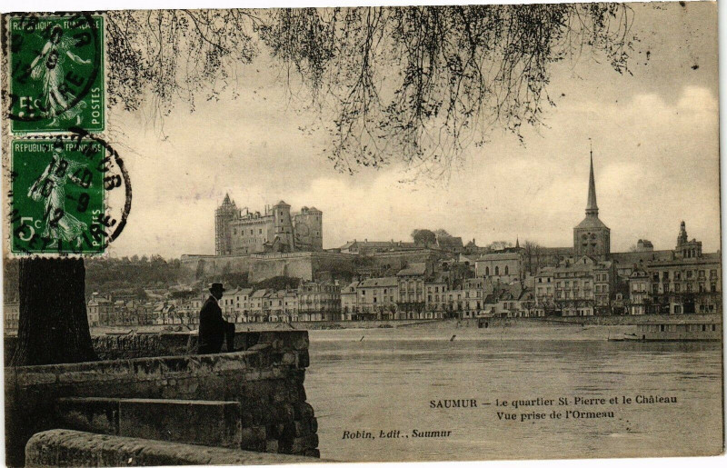 Carte postale ancienne Saumur Le quartier Saint-Pierre et le Chateau Vue prise de l'Ormeau à Saumur