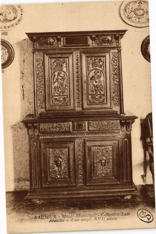 Carte postale ancienne Saumur Musée Municipal Collection Lair Armoire a deux corps... à Saumur