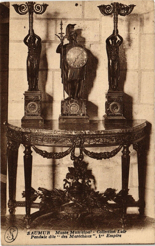 Carte postale ancienne Saumur - Musée Municipal - Collection Lair Pendule dite à Saumur