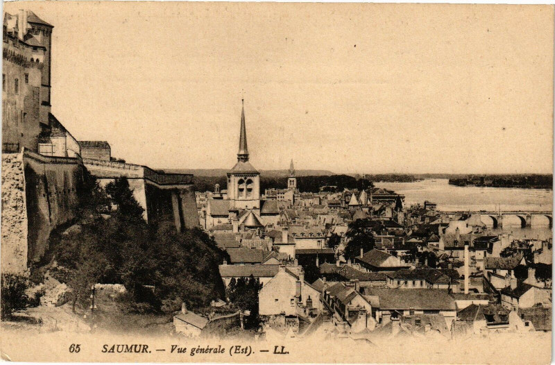 Carte postale ancienne Saumur - Vue générale (Est) à Saumur