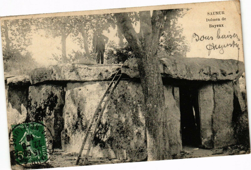 Carte postale ancienne Saumur - Dolmen de Bayeux à Saumur