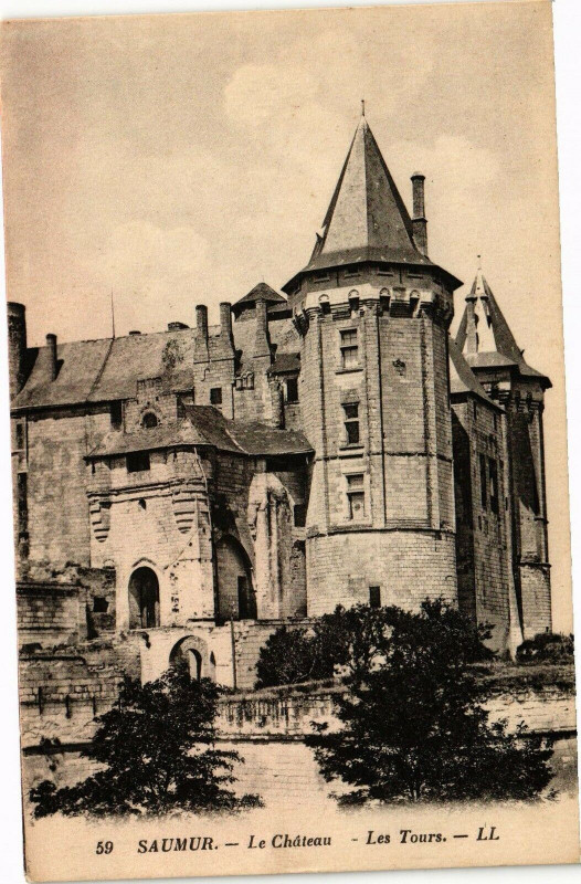 Carte postale ancienne Saumur - Le Chateau - LesTours à Saumur