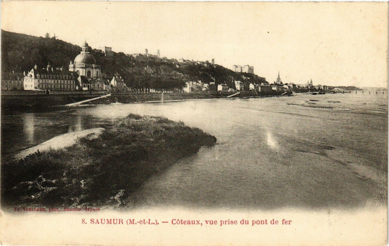 Carte postale ancienne Saumur - Coteaux vue prise du pont de fer à Saumur