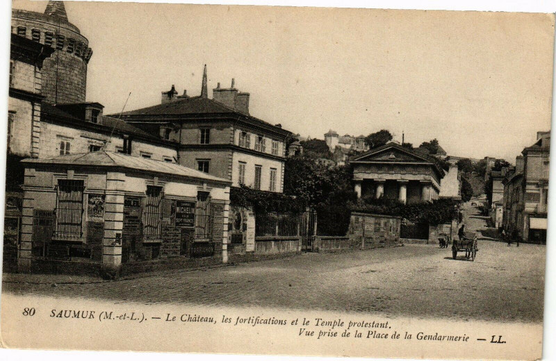Carte postale ancienne Saumur Le Chateau les fortifications et le Temple à Saumur