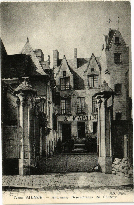 Carte postale ancienne Vieux Saumur - Anciennes Dependanées du Chateau à Saumur